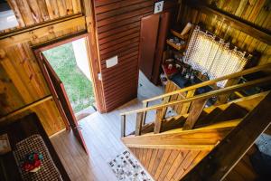 an overhead view of a staircase in a cabin at Chalé Rústico com Hidromassagem e Piscina in Imaruí +70 photos