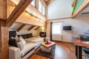 salon z kanapą i stołem w obiekcie Maisonett - Appartement 205 w mieście Bichlbach