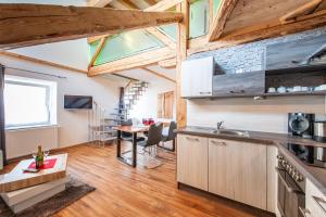 kuchnia ze stołem i jadalnią w obiekcie Maisonett - Appartement 205 w mieście Bichlbach