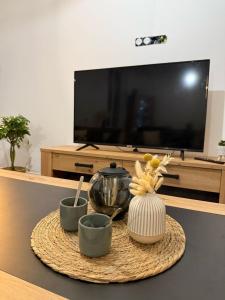 TV a/nebo společenská místnost v ubytování L'appart d'Arches - 85m2 2 chambres centre ville