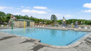 una gran piscina con un parque acuático en Creek House - Waterfront Oasis on Holden, en New Church