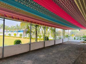 SānāwadHOTEL MUSHAK by BAPPA PALACE的建筑物内一排窗户,窗帘色彩缤纷 更多24张照片