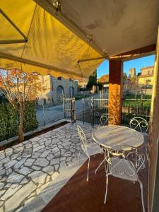 a patio with a table and chairs under a tent at Casa Remolina in Montefollonico