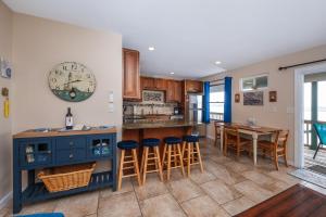 Photo de la galerie de l'établissement Dancing Waters at Sea Tag - Waterfront Condo!, à Birch Town