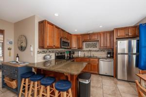 Photo de la galerie de l'établissement Dancing Waters at Sea Tag - Waterfront Condo!, à Birch Town