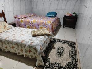 Postel nebo postele na pokoji v ubytování Quarto triplo