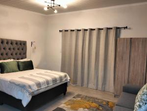 Ένα ή περισσότερα κρεβάτια σε δωμάτιο στο On the Lake