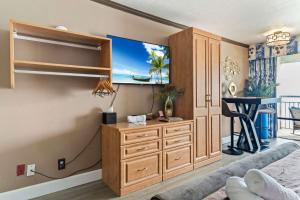 TV a/nebo společenská místnost v ubytování Ocean Reef 905 - Oceanfront