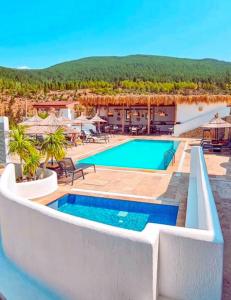 une image d'une piscine dans une villa dans l'établissement Garavilla Eski Datça, à Datça