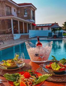 达特恰Garavilla Eski Datça的一张摆满食物和一瓶酒的桌子