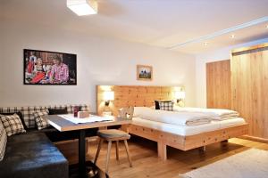 sypialnia z 2 łóżkami i biurkiem w obiekcie Apartment Wannig w mieście Biberwier
