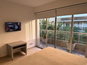 a bedroom with a bed and a large window at Crucero Puerto in Buenos Aires