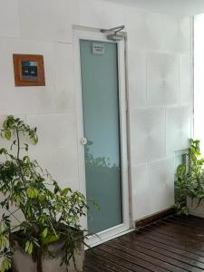 una puerta de cristal en una habitación con plantas en Crucero Puerto, en Buenos Aires 22 fotos más