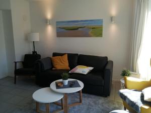 a living room with a couch and a table at Ferienhaus 2004 in Tossens in Tossenserdeich