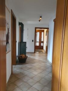 Fotografia z galérie ubytovania LECHUFER, 80m2, Haushälfte mit privatem Eingang, Kaminofen, Terrasse, Garten v destinácii Pinswang