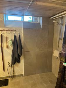 y baño con ducha, lavamanos y ducha. en Annes overnatning, en Svendborg