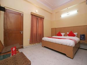 Giường trong phòng chung tại Hotel O AKBAR PALACE +20 ảnh