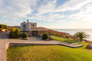 a house with a view of the ocean at Villa Kalí Méra in Aëtós