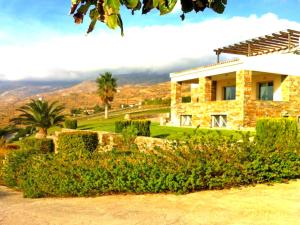 a stone house with a view of the mountains at Villa Kalí Méra in Aëtós