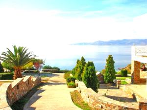 a view of the ocean from a house at Villa Kalí Méra in Aëtós