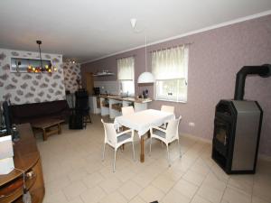 a kitchen and living room with a white table and chairs at Ferienhaus, Parmen bei Feldberg in Parmen