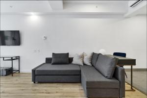 un salon avec un canapé et une table dans l'établissement Initial / Suite trésor / Centre-Ville de Québec, à Québec