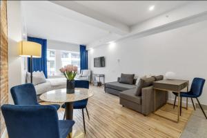 un salon avec un canapé et une table dans l'établissement Initial / Suite trésor / Centre-Ville de Québec, à Québec