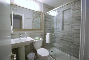 Ένα μπάνιο στο Brookwood Courtyard by BCA Furnished Apartments BCC2B 09 I