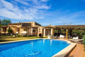 una villa con piscina di fronte a una casa di Cas Mostatxet-Wonderful villa with pool a Ballerics