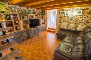 un soggiorno con un divano e una TV di Cas Mostatxet-Wonderful villa with pool a Ballerics