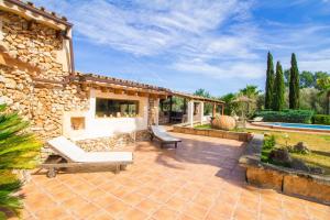 una casa in pietra con patio e piscina di Cas Mostatxet-Wonderful villa with pool a Ballerics