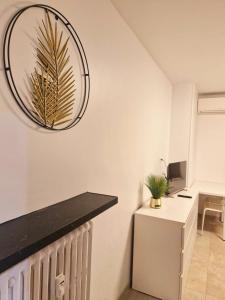 尼斯appartement 1 pégurier的房间里有一张桌子，墙上挂着一个钟