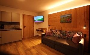 TV a/nebo společenská místnost v ubytování Schlagalm Appartement Zillertal FUZ100 + 20 fotografií