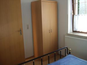 een slaapkamer met een kast, een bed en een raam bij Fewo im Neuseenland EG in Rötha +7 foto's