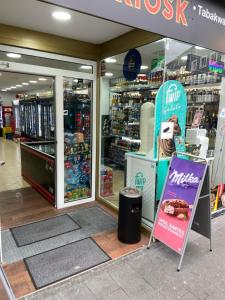 een winkel met een bord voor een winkel bij Premium Apartment 2 Cathedral in Keulen