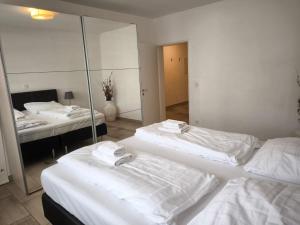 twee bedden in een kamer met een spiegel bij Premium Apartment 2 Cathedral in Keulen
