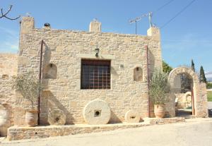a stone building with plants in front of it at Villa Fabrika in Vóroi