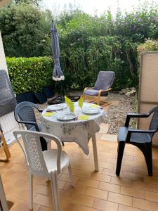 Κήπος έξω από το Studio jardin RDC 900 m des Thermes!