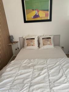 Ένα ή περισσότερα κρεβάτια σε δωμάτιο στο Studio jardin RDC 900 m des Thermes! +12 φωτογραφίες