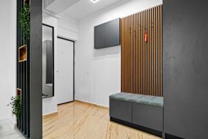 a room with a bench and a mirror at Minimalist Green & Grey Flat in Bucharest