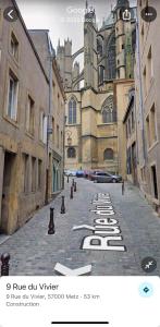 een poster van een stadsstraat met een gebouw bij L'Annexe Metz Cathédrale in Metz