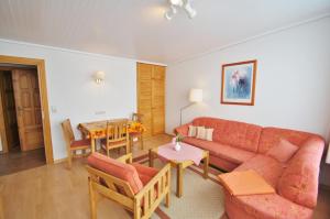 una sala de estar con un sofá y una mesa en Ferienbungalow 5, en Dahme 1 foto más
