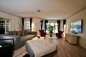Un televizor și/sau centru de divertisment la Villa Merle mit privatem Indoorpool