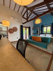 a living room with a couch and a table at Flat amplo a 50m da praia em Barra Grande in Barra Grande