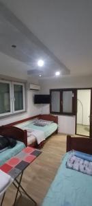 Postel nebo postele na pokoji v ubytování Hostel Yugoslavija 1