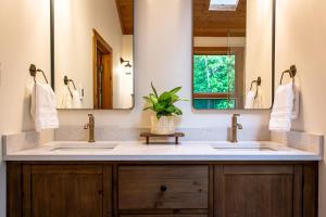 Ένα μπάνιο στο Forest Inn of Saugatuck +37 φωτογραφίες