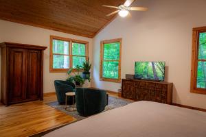 Μια τηλεόραση ή/και κέντρο ψυχαγωγίας στο Forest Inn of Saugatuck