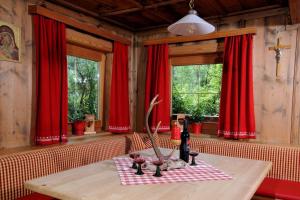 jadalnia z czerwonymi zasłonami i stołem w obiekcie Ferienchalet Kreuzlauhof MAY-101 w Mayrhofen