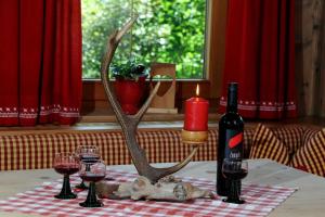 stół ze świecą i butelką wina w obiekcie Ferienchalet Kreuzlauhof MAY-101 w Mayrhofen