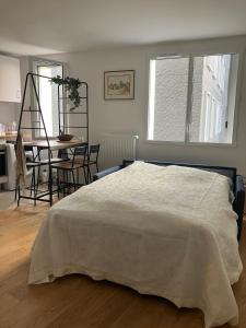 Ένα ή περισσότερα κρεβάτια σε δωμάτιο στο New cozy studio near Roland Garros and Parc des Princes
